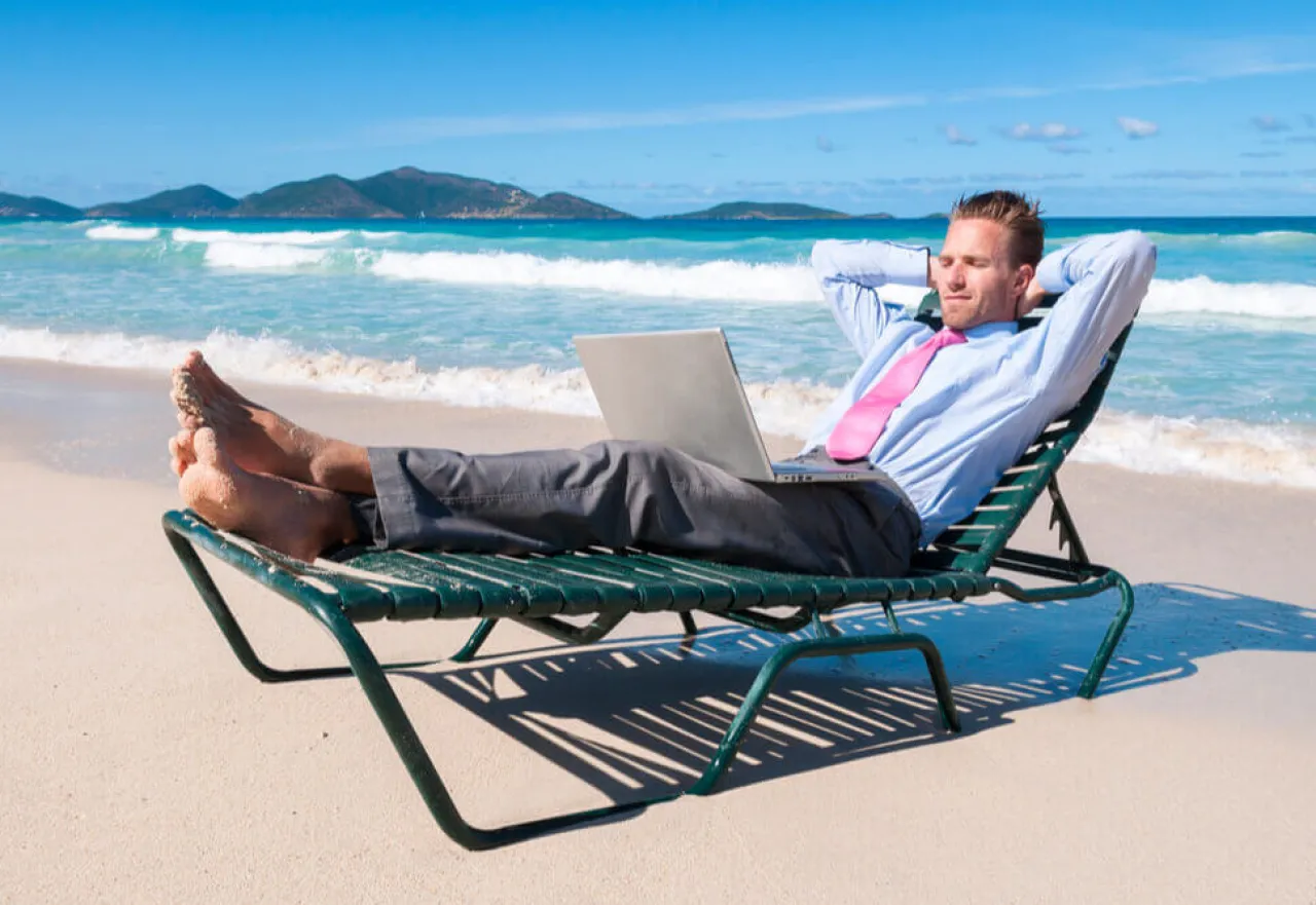 Desconexión digital durante el verano: Su impacto en las estrategias de marketing y ventas, y su importancia para el bienestar de los empleados