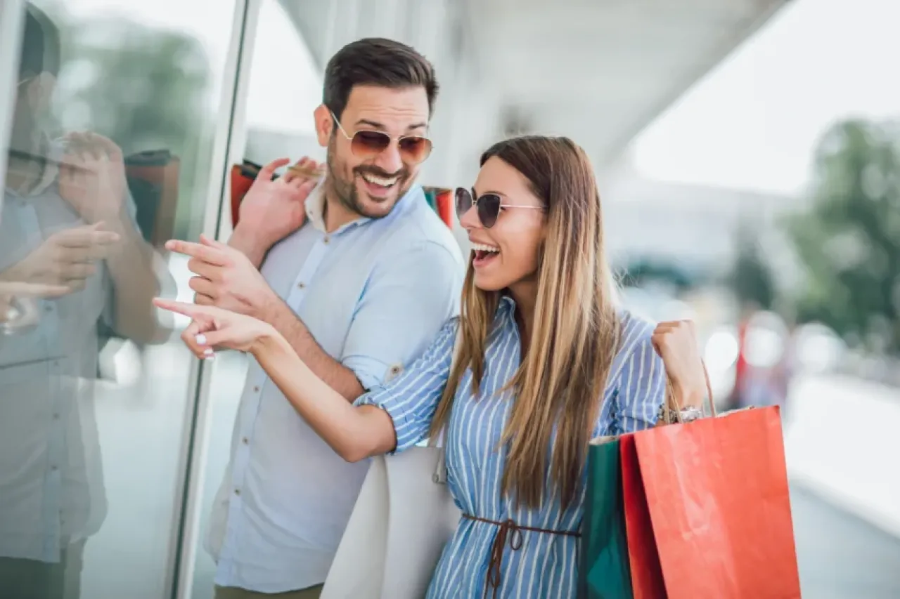 Marketing y Descuentos ardientes: De la estrategia de las marcas a las expectativas de los consumidores durante las rebajas de verano