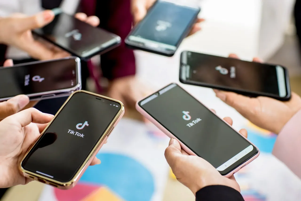 Influencers y Publicidad: ¿Cuáles son las plataformas más rentables y cómo son sus colaboraciones con empresas y marcas?