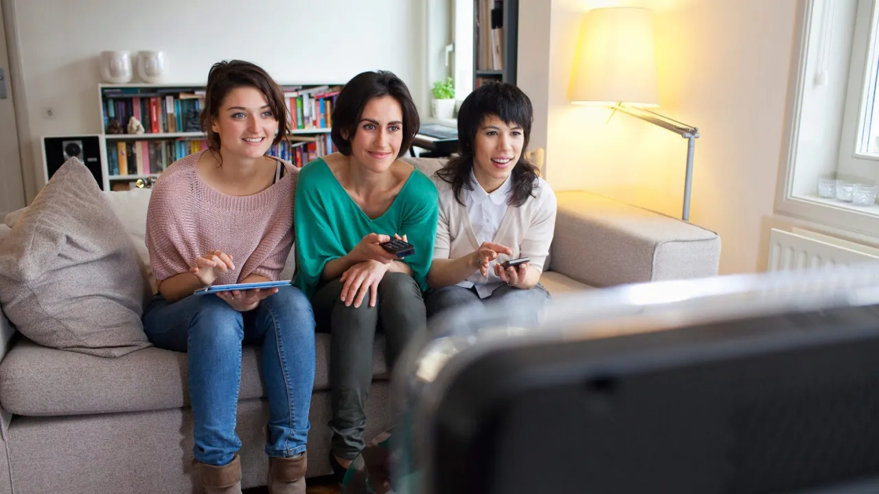 Cómo los jóvenes están redefiniendo la experiencia televisiva y desafiando la efectividad de la Publicidad con el uso simultaneo de diferentes pantallas