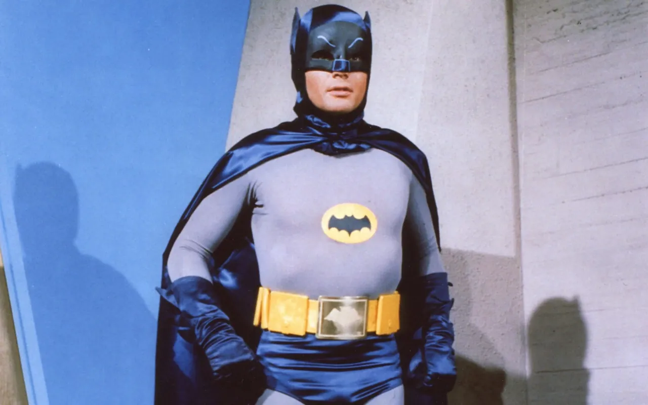 ¿Por qué a pesar de existir tantas variantes del logotipo de Batman sigue conservando su identidad y siendo reconocido?
