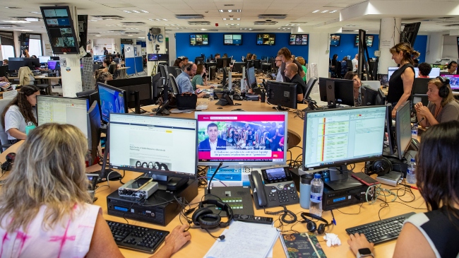 Mesa de redacción de informativos en Torrespaña